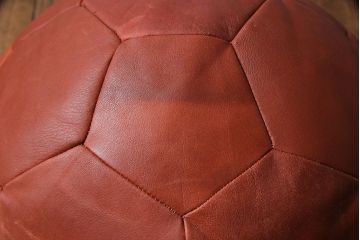 【買取】ビンテージ de Sede(デセデ) サッカーボール型 本革製クッション・レッドブラウン(ボールクッション、ヴィンテージ)