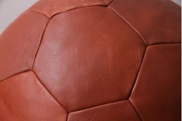 【買取】ビンテージ de Sede(デセデ) サッカーボール型 本革製クッション・レッドブラウン(ボールクッション、ヴィンテージ)