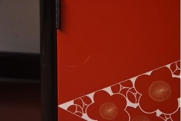 【買取】在庫未使用品 IDC大塚家具 モリシゲ(MORISHIGE/森繁) 風月九45ウルミ刷毛目塗彫漆梅旭 上品な和の空間を演出する和棚(定価約85万円)