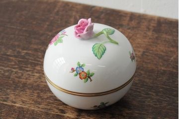 【骨董買取】ハンガリー　HEREND(ヘレンド)　バラの小物入れ(丸形ボンボン入れ、西洋陶磁器、陶器)を買取りました。