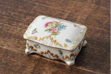 【骨董買取】ハンガリー　HEREND(ヘレンド)　脚付き小物入れ(ジュエリーボックス、西洋陶磁器)を買取りました。