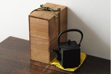 【骨董買取】長谷川雅山(Hasegawa Gasen)　方客手取釜　鉄瓶(茶道具)を買取りました。