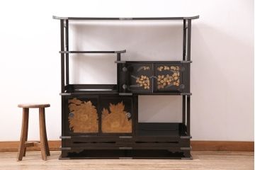 【買取】輪島塗　井波唯志作　萩に牡丹　金銀蒔絵　飾り棚を買取りました