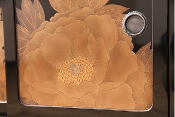 【買取】輪島塗　井波唯志作　萩に牡丹　金銀蒔絵　飾り棚を買取りました
