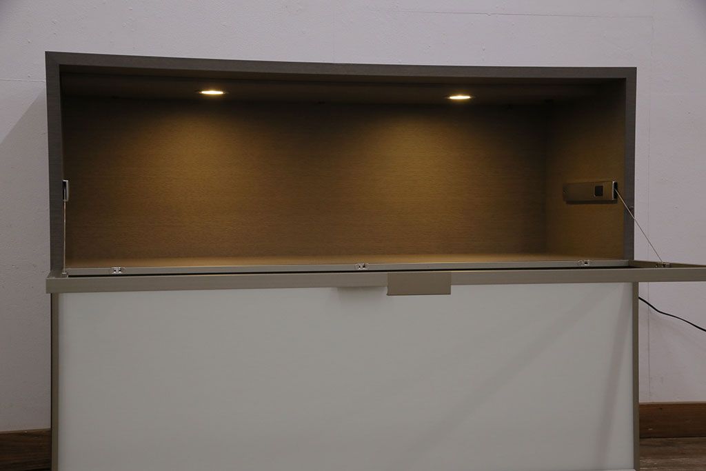 【買取】中古　arflex(アルフレックス)　C.C.09(シー.シー.09)　シンプルでモダンな佇まいが上質な空間を演出するサイドボード(収納棚、戸棚)(定価約59万円)