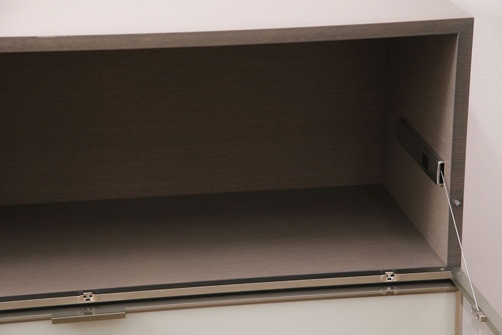 【買取】中古　arflex(アルフレックス)　C.C.09(シー.シー.09)　シンプルでモダンな佇まいが上質な空間を演出するサイドボード(収納棚、戸棚)(定価約59万円)