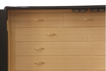 【買取】香川漆器　伝統工芸士・小松庄一作　かくし付き　桐材　漆絵　衣装箪笥桐箪笥)を買取りました。
