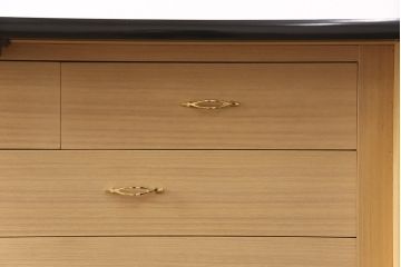 【買取】香川漆器　伝統工芸士・小松庄一作　かくし付き　桐材　漆絵　衣装箪笥桐箪笥)を買取りました。