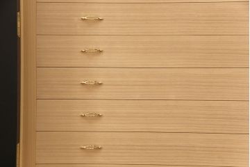 【買取】香川漆器　伝統工芸士・小松庄一作　かくし付き　桐材　漆絵　衣装箪笥桐箪笥)を買取りました。