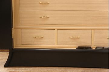 【買取】香川漆器　伝統工芸士・小松庄一作　かくし付き　桐材　漆絵　衣装箪笥桐箪笥)を買取りました。