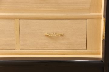 【買取】香川漆器　伝統工芸士・小松庄一作　かくし付き　桐材　漆絵　衣装箪笥桐箪笥)を買取りました。
