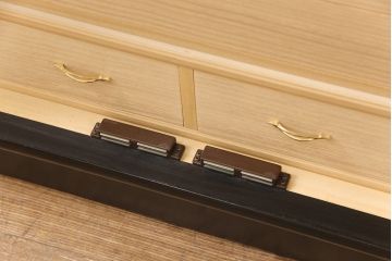 【買取】香川漆器　伝統工芸士・小松庄一作　かくし付き　桐材　漆絵　衣装箪笥桐箪笥)を買取りました。