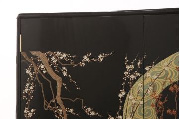 【買取】香川漆器　伝統工芸士・小松庄一作　かくし付き　桐材　漆絵　衣装箪笥桐箪笥)を買取りました。