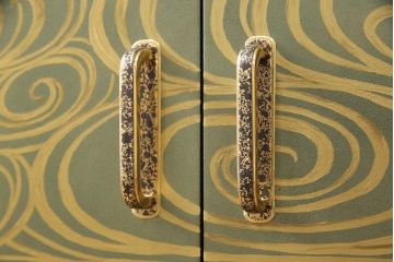 【買取】香川漆器　伝統工芸士・小松庄一作　かくし付き　桐材　漆絵　衣装箪笥桐箪笥)を買取りました。