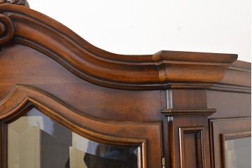 【買取】中古　美品　センチュリー社(CENTURY)　サァラ麻布取り扱い 豪華な佇まいのキャビネット(収納棚、飾り棚、食器棚)(定価約240万円)