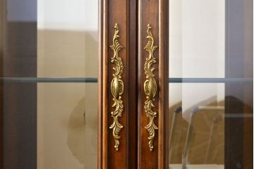【買取】中古　美品　センチュリー社(CENTURY)　サァラ麻布取り扱い 豪華な佇まいのキャビネット(収納棚、飾り棚、食器棚)(定価約240万円)