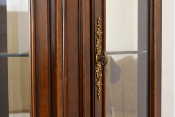 【買取】中古　美品　センチュリー社(CENTURY)　サァラ麻布取り扱い 豪華な佇まいのキャビネット(収納棚、飾り棚、食器棚)(定価約240万円)