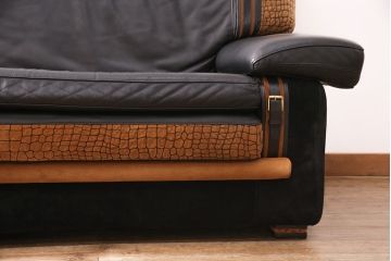 【買取】中古　GUCCI(グッチ)　Formitalia(フォルミタリア)　希少品!エレガントな雰囲気を醸し出す本革ソファ(二人掛け、アームソファ)(定価約240万円)