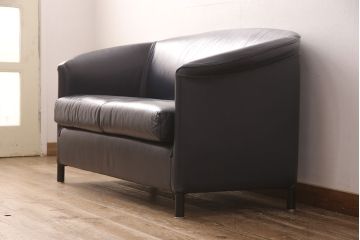 【買取】中古　美品　IDC大塚家具　オーストリア　ヴィットマン(WITTMANN)　AURA(アウラ)　丸みのあるデザインで優しい雰囲気を醸し出す高級本革二人掛けソファ(2P、アームソファ)(定価約50万円)　