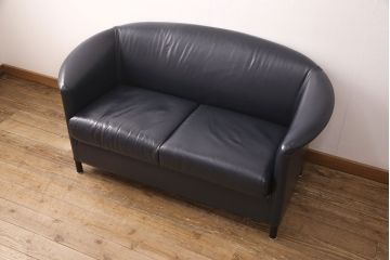 【買取】中古　美品　IDC大塚家具　オーストリア　ヴィットマン(WITTMANN)　AURA(アウラ)　丸みのあるデザインで優しい雰囲気を醸し出す高級本革二人掛けソファ(2P、アームソファ)(定価約50万円)　