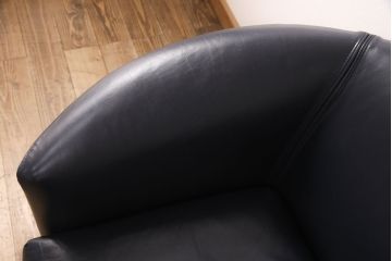 【買取】中古　美品　IDC大塚家具　オーストリア　ヴィットマン(WITTMANN)　AURA(アウラ)　丸みのあるデザインで優しい雰囲気を醸し出す高級本革二人掛けソファ(2P、アームソファ)(定価約50万円)　