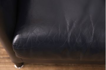 【買取】中古　美品　IDC大塚家具　オーストリア　ヴィットマン(WITTMANN)　AURA(アウラ)　丸みのあるデザインで優しい雰囲気を醸し出す高級本革二人掛けソファ(2P、アームソファ)(定価約50万円)　