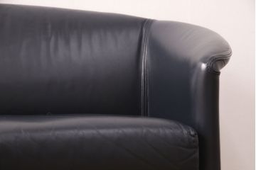 【買取】中古　美品　IDC大塚家具　オーストリア　ヴィットマン(WITTMANN)　AURA(アウラ)　丸みのあるデザインで優しい雰囲気を醸し出す高級本革二人掛けソファ(2P、アームソファ)(定価約50万円)　