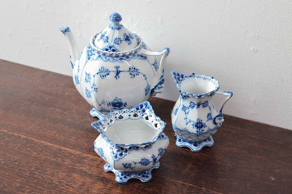 【骨董買取】ROYAL COPENHAGEN ロイヤルコペンハーゲン ブルーフルーテッド フルレース ティーポット・シュガー・クリーマー(洋食器)(定価約19万円)を買取りました。