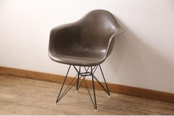 【買取】Hermanmiller(ハーマンミラー)　イームズファイバーグラスシェルアームチェアを買取ました。