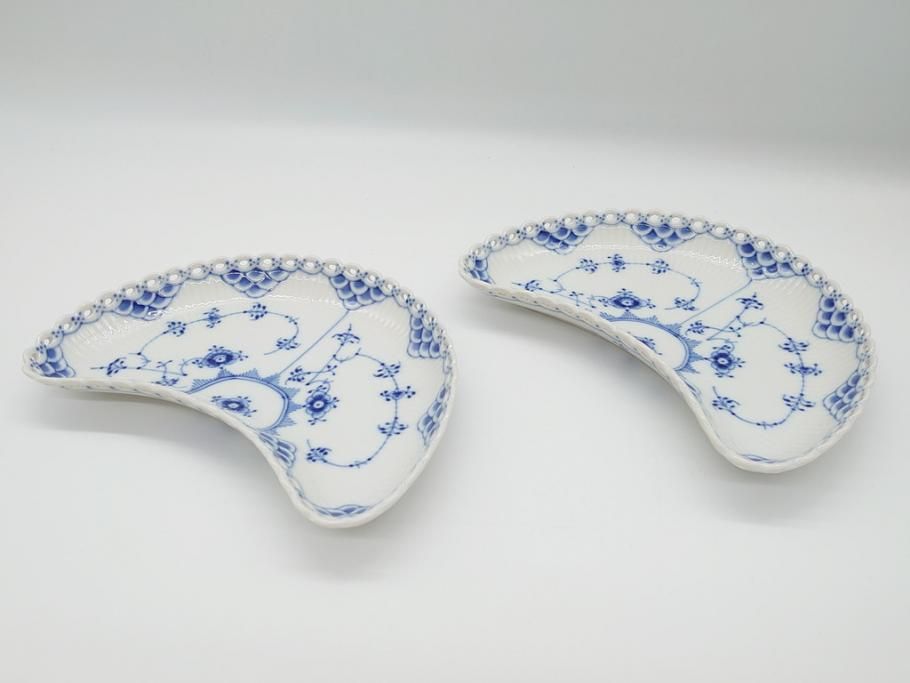 【骨董買取】デンマーク ROYAL COPENHAGEN(ロイヤルコペンハーゲン) ブルーフルーテッド フルレース クレセント ディッシュ(変形皿、三門型、洋食器、プレート)(定価約88000円)を買取りました。