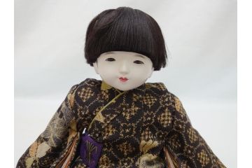 【骨董買取】工房朋　森重春幸作　古着物　縮緬　市松人形(共箱付き、スタンド付き、竹ブラシ付き、日本人形、抱き人形、ちりめん、古裂)を買取りました