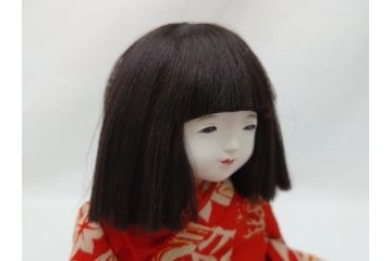 【骨董買取】工房朋　森重春幸作　古着物　縮緬　市松人形(共箱付き、スタンド付き、竹ブラシ付き、日本人形、抱き人形、ちりめん、古裂)を買取りました