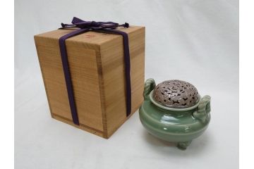 【骨董買取】二代　加藤渓山(Kato Keizan)　天龍寺　青磁　耳付　香炉　公寿造純銀火屋(鶴、ツル)を買取りました。