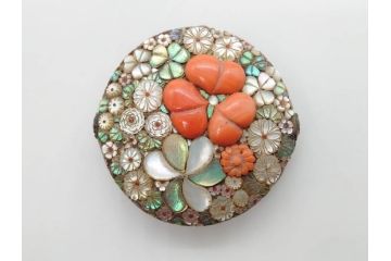 【骨董買取】時代物　珊瑚　螺鈿細工　花尽くし　帯留め(アンティーク、サンゴ、帯締め、着物道具、和装小物、アクセサリー)を買取りました。