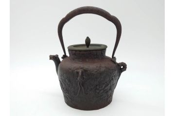 【骨董買取】明治〜大正　龍文堂造　鉄瓶(獣口、花唐草、湯沸、湯瓶、茶道具、茶器)を買取りました。