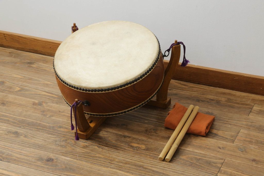 浮彫り踊るミューズ応接間 文机 茶室 装飾品 現代工芸品 美術品 置物 舞踏婦人文瓶 - MIHO MUSEUM