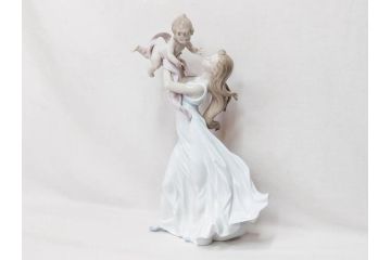 【骨董買取】スペイン　リヤドロ　LLADRO　フィギュリン(母と子、赤ちゃん、女性、家族、ファミリー、母子、陶器人形)を買取りました。