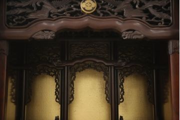 お仏壇をコンパクトにリメイク!指定サイズにリサイズし、外扉や灯篭、配線コードなども撤去。