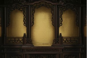 お仏壇をコンパクトにリメイク!指定サイズにリサイズし、外扉や灯篭、配線コードなども撤去。