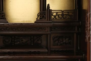 お仏壇をコンパクトにリメイク!指定サイズにリサイズし、外扉や灯篭、配線コードなども撤去。
