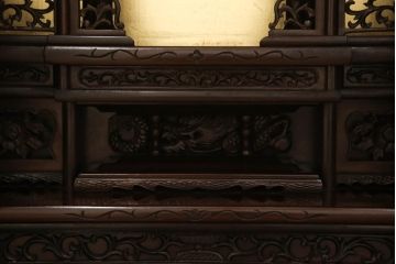 お仏壇をコンパクトにリメイク!指定サイズにリサイズし、外扉や灯篭、配線コードなども撤去。
