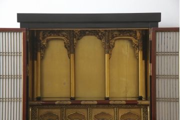 お仏壇をコンパクトにリメイク!上段は引き出し2段分を残しリサイズし、扉の組子に障子紙を貼り付け。下段は上段に合わせ、奥行きのみリサイズ。元の色味に合わせ、全体を着色して仕上げ。