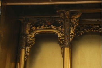 お仏壇をコンパクトにリメイク!上段は引き出し2段分を残しリサイズし、扉の組子に障子紙を貼り付け。下段は上段に合わせ、奥行きのみリサイズ。元の色味に合わせ、全体を着色して仕上げ。
