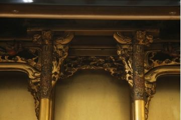 お仏壇をコンパクトにリメイク!上段は引き出し2段分を残しリサイズし、扉の組子に障子紙を貼り付け。下段は上段に合わせ、奥行きのみリサイズ。元の色味に合わせ、全体を着色して仕上げ。