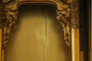 お仏壇をコンパクトにリメイク!上段は引き出し2段分を残しリサイズし、扉の組子に障子紙を貼り付け。下段は上段に合わせ、奥行きのみリサイズ。元の色味に合わせ、全体を着色して仕上げ。