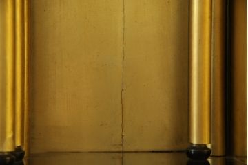 お仏壇をコンパクトにリメイク!上段は引き出し2段分を残しリサイズし、扉の組子に障子紙を貼り付け。下段は上段に合わせ、奥行きのみリサイズ。元の色味に合わせ、全体を着色して仕上げ。