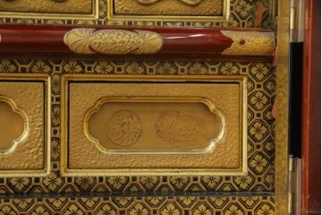 お仏壇をコンパクトにリメイク!上段は引き出し2段分を残しリサイズし、扉の組子に障子紙を貼り付け。下段は上段に合わせ、奥行きのみリサイズ。元の色味に合わせ、全体を着色して仕上げ。