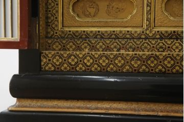お仏壇をコンパクトにリメイク!上段は引き出し2段分を残しリサイズし、扉の組子に障子紙を貼り付け。下段は上段に合わせ、奥行きのみリサイズ。元の色味に合わせ、全体を着色して仕上げ。