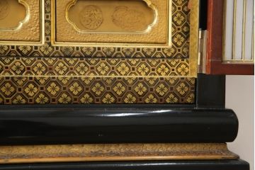 お仏壇をコンパクトにリメイク!上段は引き出し2段分を残しリサイズし、扉の組子に障子紙を貼り付け。下段は上段に合わせ、奥行きのみリサイズ。元の色味に合わせ、全体を着色して仕上げ。