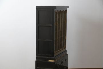 お仏壇をコンパクトにリメイク!上段は引き出し2段分を残しリサイズし、扉の組子に障子紙を貼り付け。下段は上段に合わせ、奥行きのみリサイズ。元の色味に合わせ、全体を着色して仕上げ。